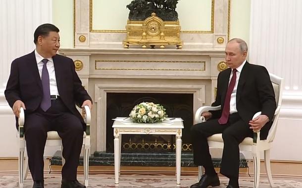 Xi Jinping e Vladimir Putin durante reunião em Moscou