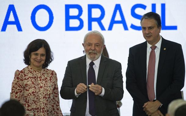 Ministra da Saúde, Nisia Trindade; presidente Luiz Inácio Lula da Silva e ministro da Educação, Camilo Santana