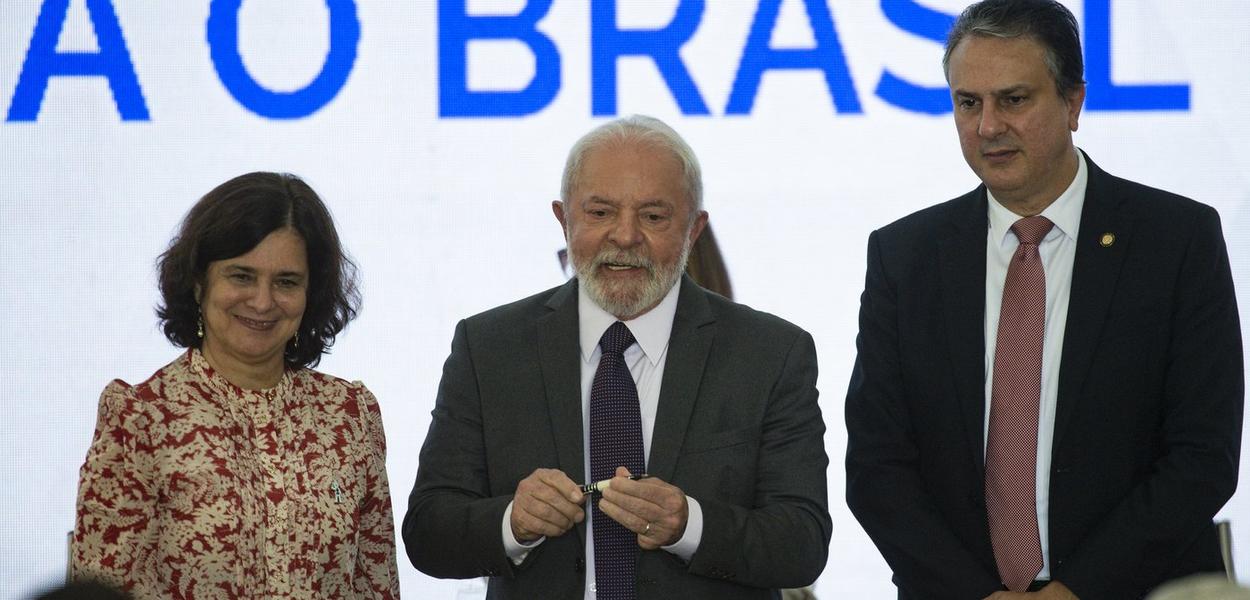 Ministra da Saúde, Nisia Trindade; presidente Luiz Inácio Lula da Silva e ministro da Educação, Camilo Santana