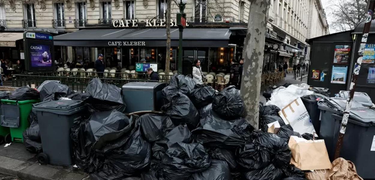 As latas de lixo já não suportam todos os resíduos por causa da greve de garis e lixeiros em Paris