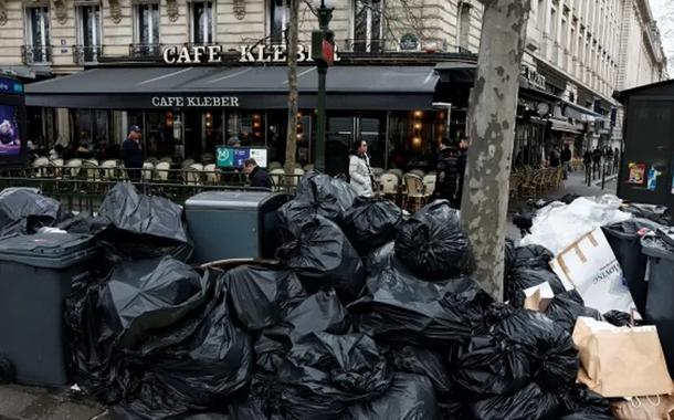 As latas de lixo já não suportam todos os resíduos por causa da greve de garis e lixeiros em Paris