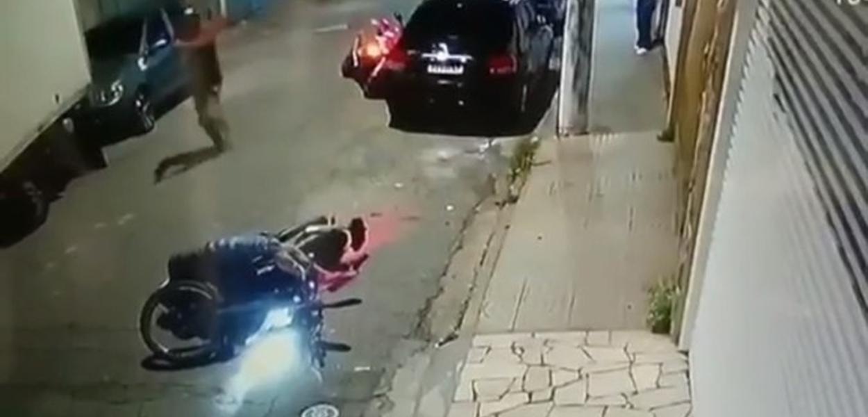 Moto de assaltantes em Itaquera, bairro da zona leste da cidade de São Paulo (Foto: Reprodução) Moto de assaltantes em Itaquera, bairro da zona leste da cidade de São Paulo
