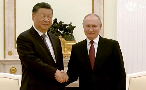 Presidentes Xi Jinping, da China (à esq.), e Vladimir Putin, da Rússia