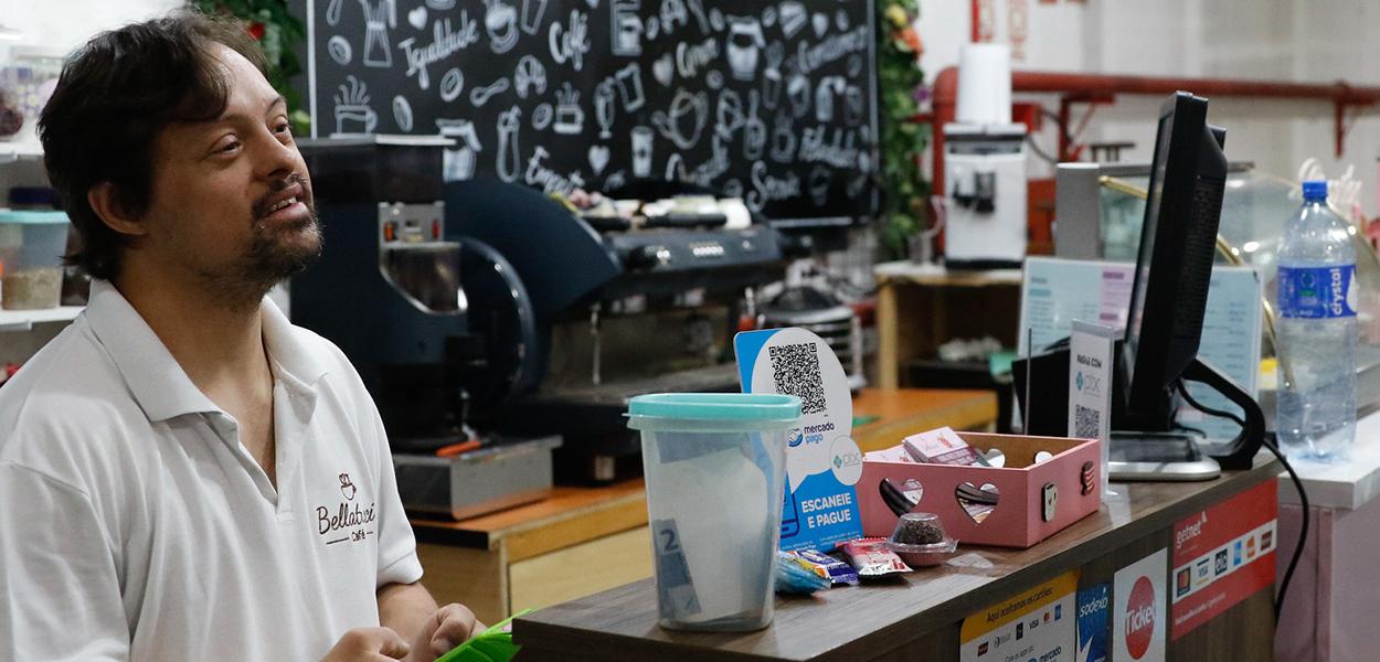 Philippe Tavares tem síndrome de Down e trabalha em cafeteria inclusiva