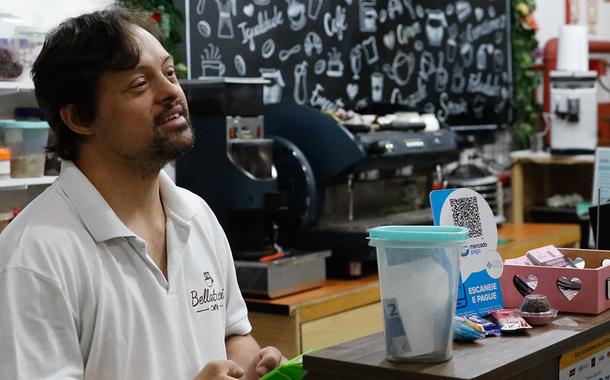 Philippe Tavares tem síndrome de Down e trabalha em cafeteria inclusiva