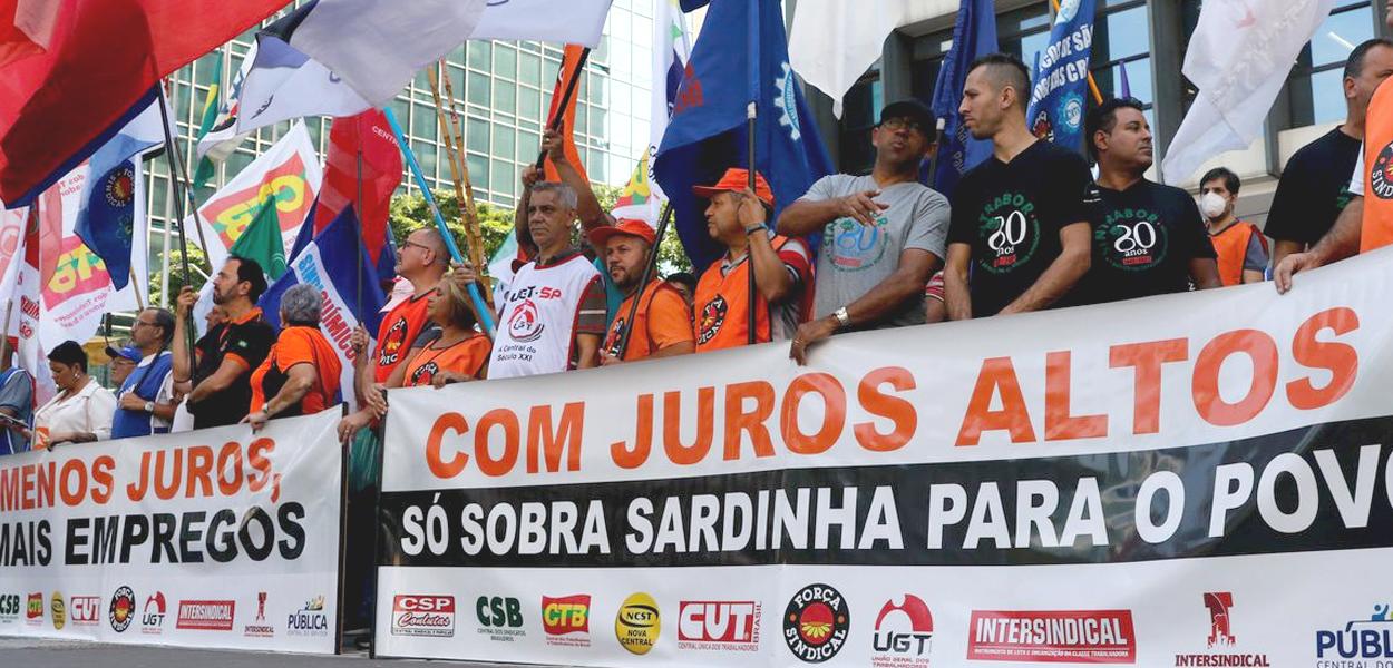 Centrais sindicais protestam em São Paulo contra taxa básica de juros no Brasil - 21.03.23