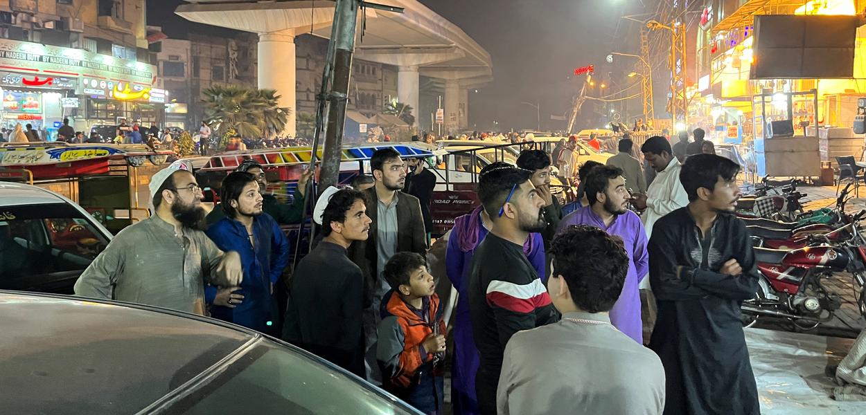 Pessoas saem de restaurante após um tremor ser sentido em Lahore, Paquistão