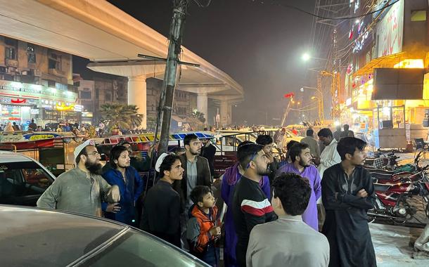 Pessoas saem de restaurante após um tremor ser sentido em Lahore, Paquistão