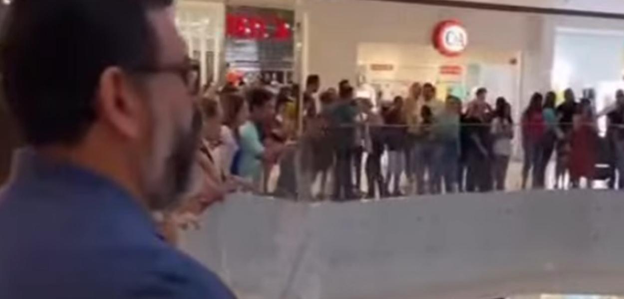 Crentes entoam cânticos evangélicos em shopping center