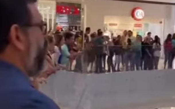 Crentes entoam cânticos evangélicos em shopping center