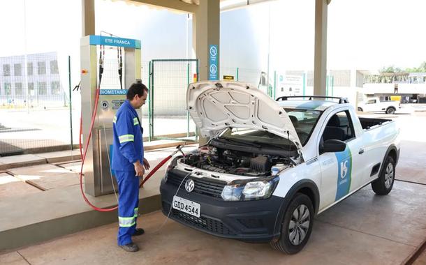 Carro da Sabesp é abastecido com gás produzido a partir do lodo em uma estação de tratamento de esgoto no município de Franca (SP)