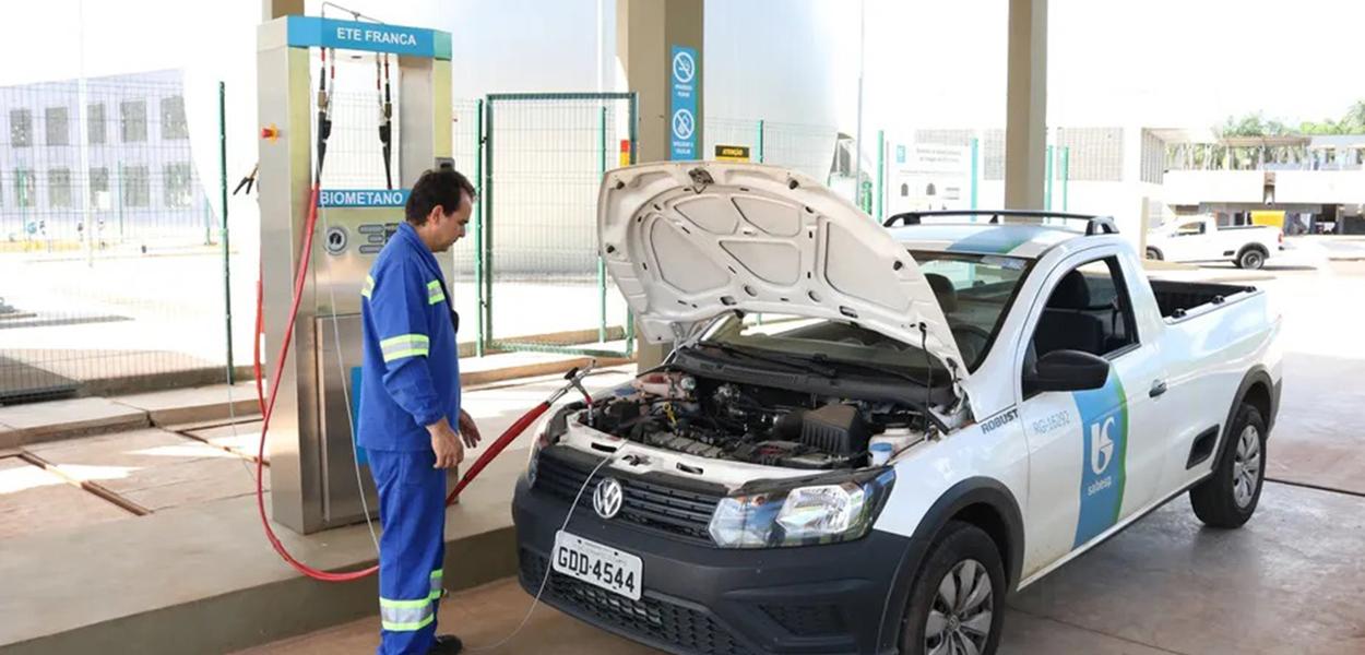 Carro da Sabesp é abastecido com gás produzido a partir do lodo em uma estação de tratamento de esgoto no município de Franca (SP)