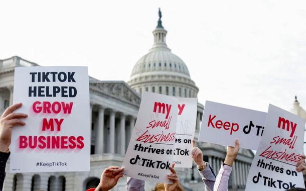 Criadores do TikTok realizam uma conferência de imprensa para se pronunciarem contra uma possível proibição do TikTok no triângulo da Casa no Capitólio dos Estados Unidos, em Washington, EUA