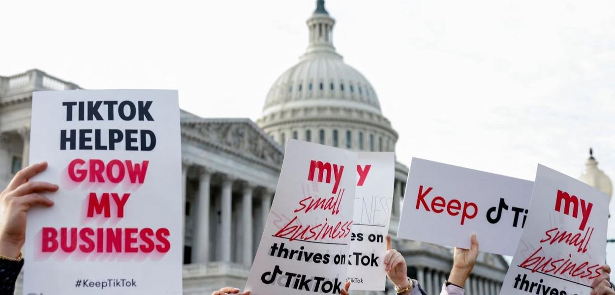 Criadores do TikTok realizam uma conferência de imprensa para se pronunciarem contra uma possível proibição do TikTok no triângulo da Casa no Capitólio dos Estados Unidos, em Washington, EUA