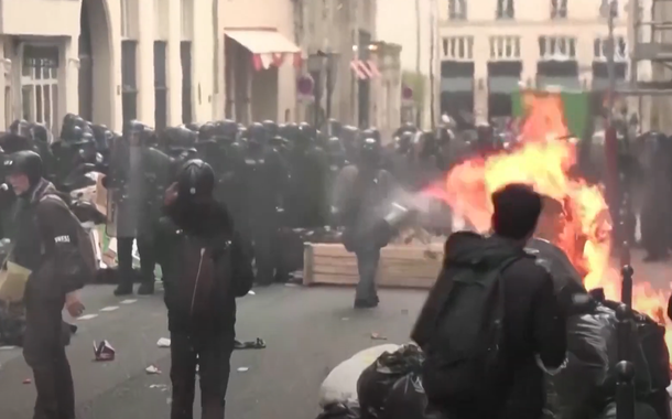 Manifestantes entraram em confronto com a polícia durante o protesto contra a reforma da Previdência em Paris