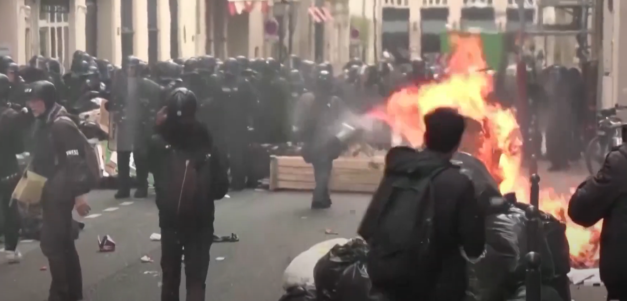 Manifestantes entraram em confronto com a polícia durante o protesto contra a reforma da Previdência em Paris