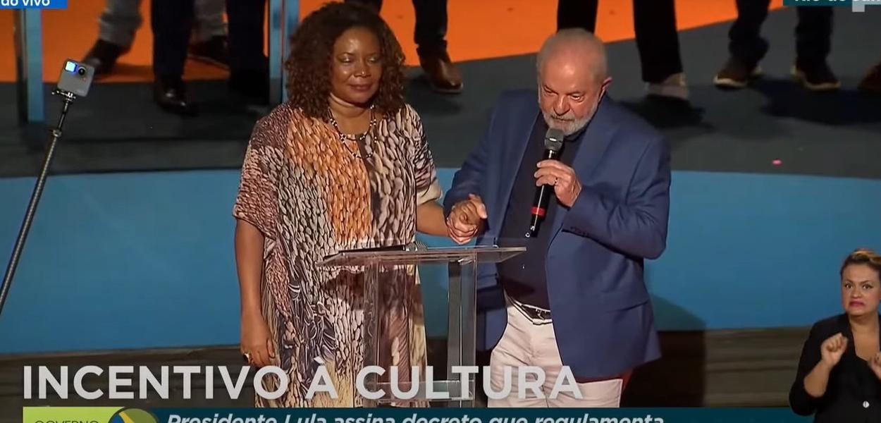 Margareth Menezes e Luiz Inácio Lula da Silva durante evento no Teatro Municipal do Rio