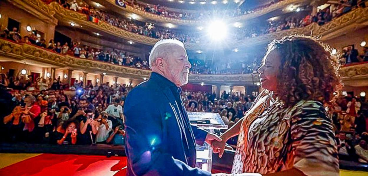 Lula e a ministra da Cultura Margareth Menezes em ato no Theatro Municipal do Rio