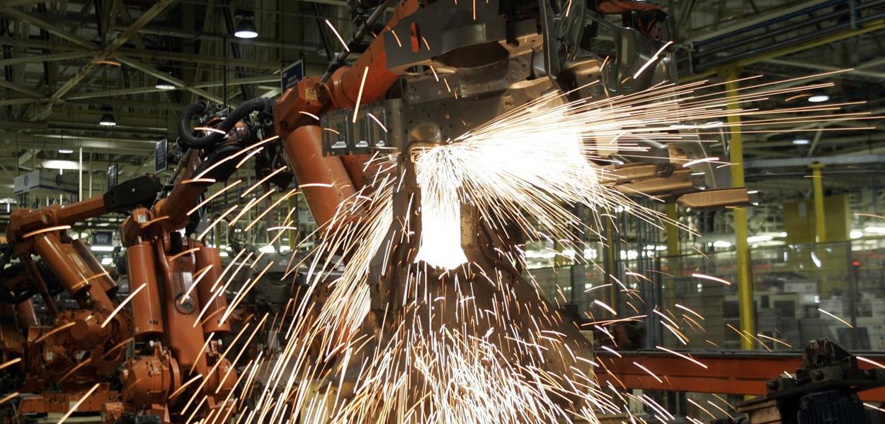 Robô em fábrica em Camaçari, na Bahia