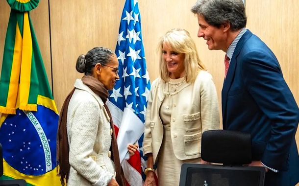 Marina Silva, ministra do Meio Ambiente, com Elizabeth Bagley, embaixadora dos EUA no Brasil e Jose W. Fernandez, subsecretário de Estado dos EUA para Assuntos Econômicos, Energia e Meio Ambiente