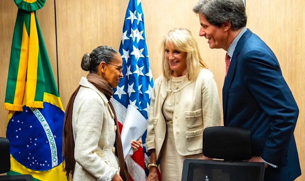Marina Silva, ministra do Meio Ambiente, com Elizabeth Bagley, embaixadora dos EUA no Brasil e Jose W. Fernandez, subsecretário de Estado dos EUA para Assuntos Econômicos, Energia e Meio Ambiente