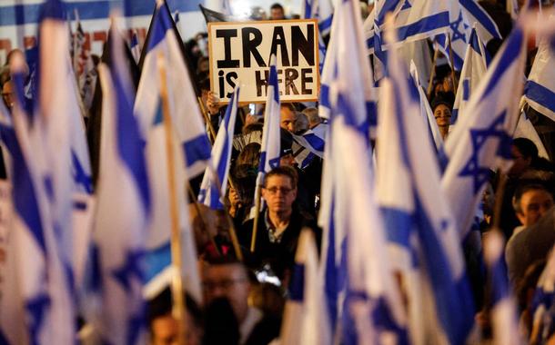 Israelenses protestam contra a nova coalizão de direita do primeiro-ministro Benjamin Netanyahu e suas reformas judiciais propostas para reduzir os poderes da Suprema Corte em uma praça principal em Tel Aviv, Israel