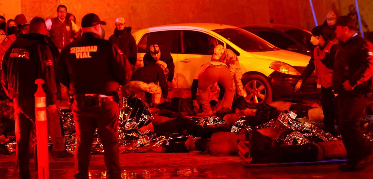 Equipes de resgate retiram feridos de centro de imigração incendiado em Ciudad Juárez, no México
