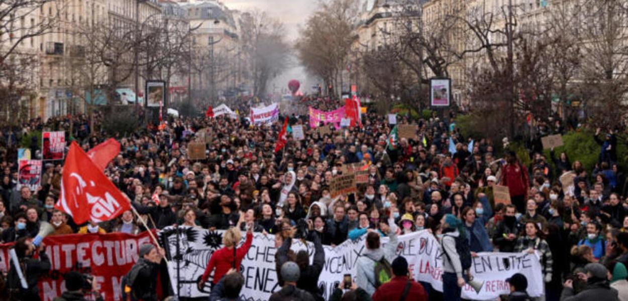 Povo se manifesta em Paris contra reforma da Previdência imposta por Macron