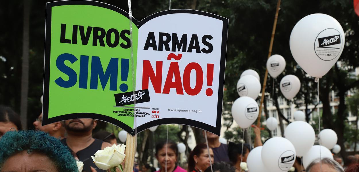 Ato de desagravo às vítimas de violência nas escolas – Praça da República, São Paulo, SP. 29 de março de 2023 (Foto: Roberto Parizotti/Fotos Públicas) Ato de desagravo às vítimas de violência nas escolas – Praça da República, São Paulo, SP. 29 de março de 2023