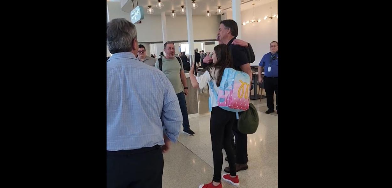 Jair Bolsonaro tirando foto com apoiadores nos EUA