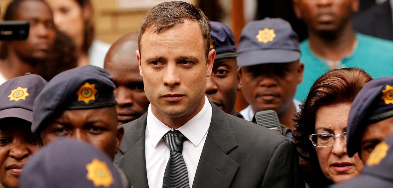 Ex-astro paralímpico sul-africano Oscar Pistorius em tribunal em 2014