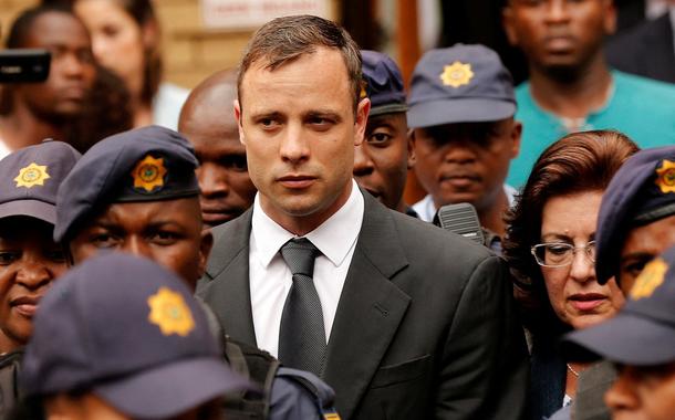 Ex-astro paralímpico sul-africano Oscar Pistorius em tribunal em 2014