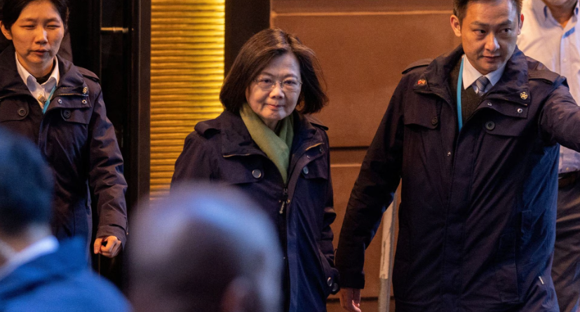 A presidente de Taiwan, Tsai Ing-wen, deixa o Lotte Hotel em Manhattan, na cidade de Nova York, Nova York, EUA, em 30 de março de 2023.