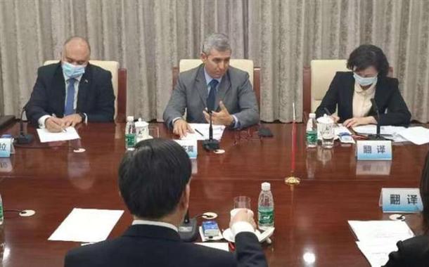Jorge Luis Perdomo, vice-ministro de Cuba, negocia acordos de cooperação com a China