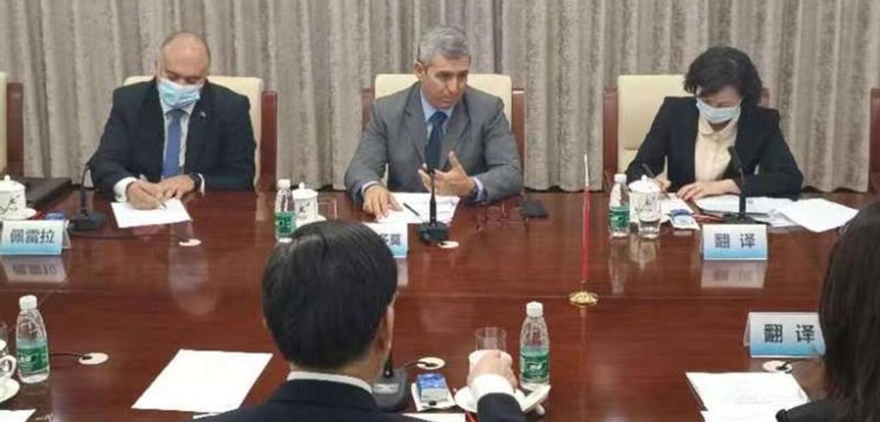 Jorge Luis Perdomo, vice-ministro de Cuba, negocia acordos de cooperação com a China