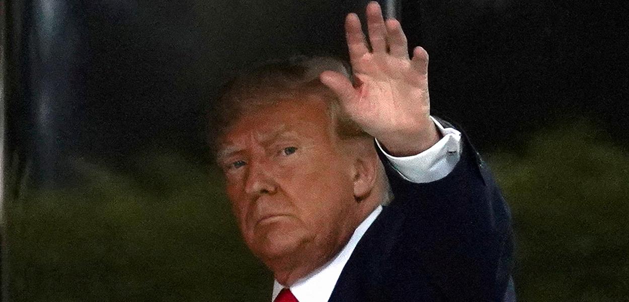 Trump ao chegar à Trump Tower em Nova York 03/04/2023 (Foto: REUTERS/David Dee Delgado) Trump ao chegar à Trump Tower em Nova York 03/04/2023