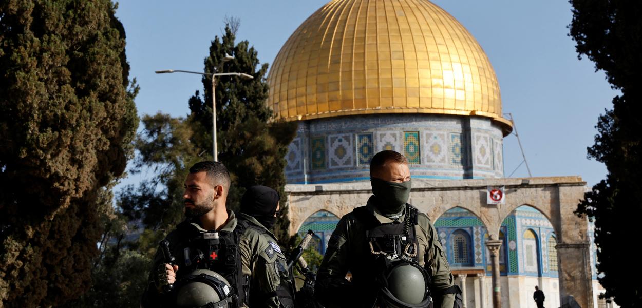 Forças de segurança israelenses no complexo da mesquista de Al Aqsa, em Jerusalém05/04/2023