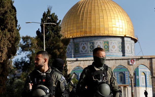 Forças de segurança israelenses no complexo da mesquista de Al Aqsa, em Jerusalém05/04/2023
