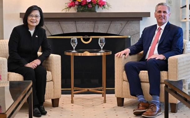 Tsai Ing-wen e Kevin McCarthy em reunião na Califórnia, EUA