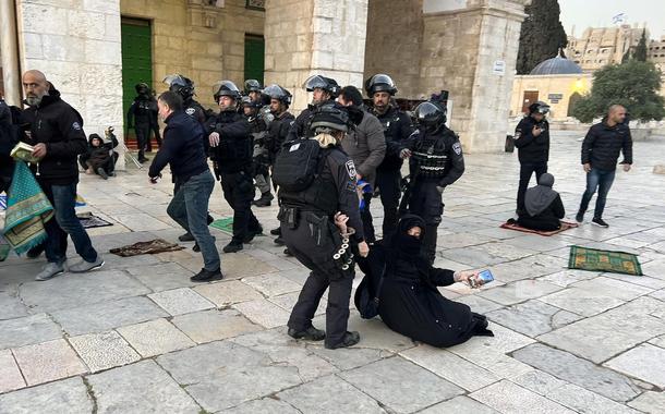 Polícia israelense reprime palestinos na Mesquita de Al Aqsa
