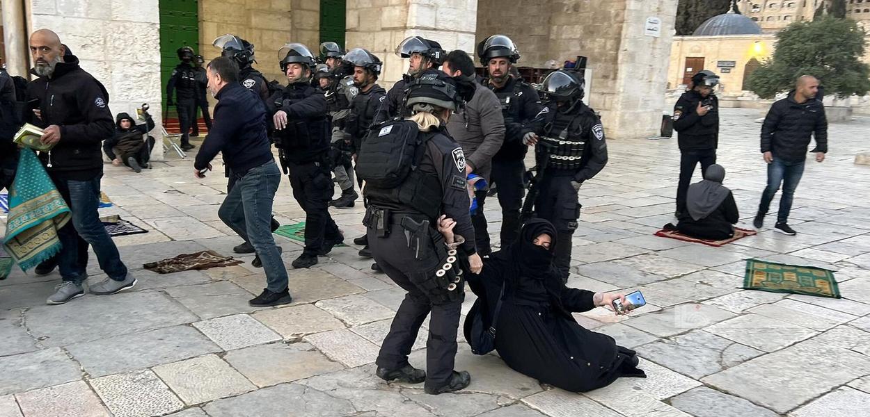 Polícia israelense reprime palestinos na Mesquita de Al Aqsa