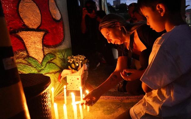 Velas são acendidas em homenagem às vítimas de ataque fatal em creche em Blumenau (SC)