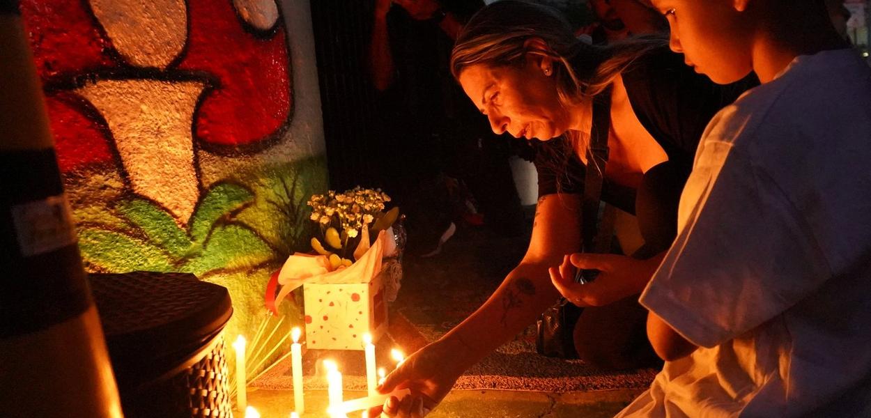 Velas são acendidas em homenagem às vítimas de ataque fatal em creche em Blumenau (SC)