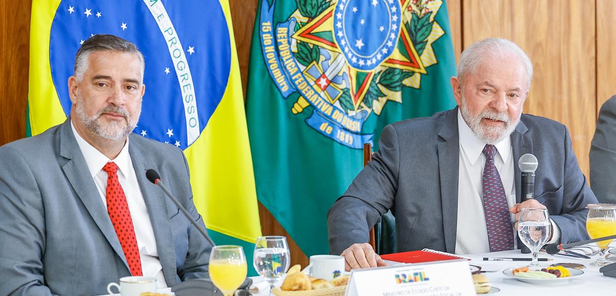 Presidente Lula e ministro da Secom, Paulo Pimenta, durante encontro com jornalistas - 06.04.2023