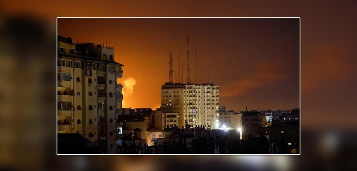 Fumaça toma os céus em meio a prédios durante ataques aéreos israelenses em Gaza, em 6 de abril de 2023