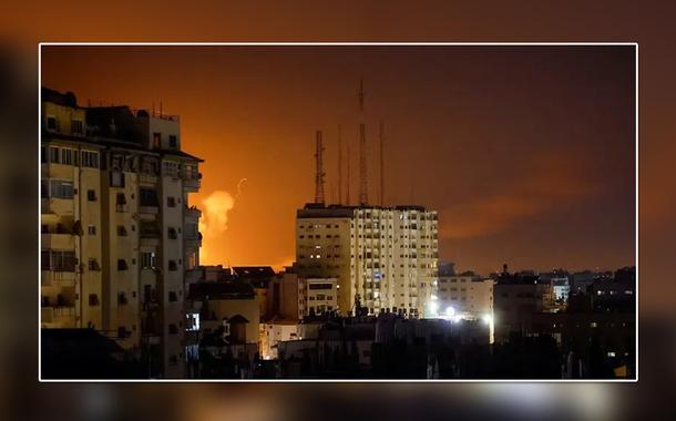 Fumaça toma os céus em meio a prédios durante ataques aéreos israelenses em Gaza, em 6 de abril de 2023