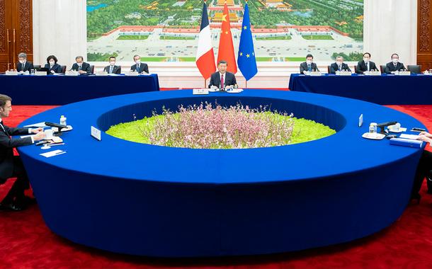 Presidente chinês Xi Jinping (centro) realiza uma reunião trilateral com o presidente francês Emmanuel Macron (à esquerda) e a presidente da Comissão Europeia, Ursula von der Leyen, em Pequim - 06.04.2023