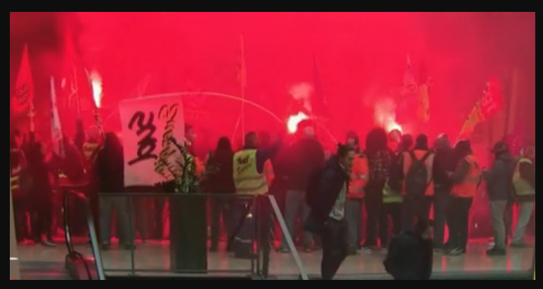 Cerca de 100 pessoas, incluindo representantes de vários sindicatos, ficaram no andar térreo do prédio