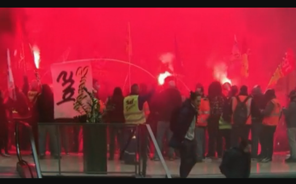 Cerca de 100 pessoas, incluindo representantes de vários sindicatos, ficaram no andar térreo do prédio