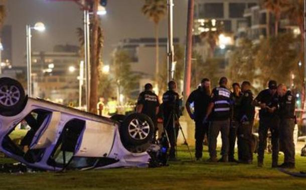 Autoridades israelenses trabalham no local do ataque em Tel Aviv 07/04/2023